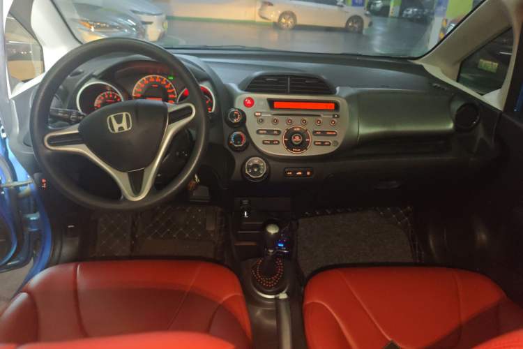 Used Honda Fit 2011 1.5L manual luxury version
