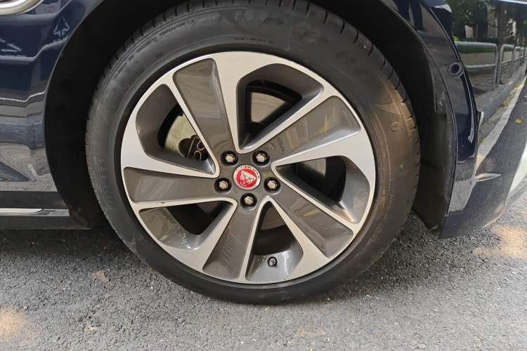 Used Jaguar XFL 2021 XFL 2.0T P200 Two-Wheel-Drive Elite Luxury Edition Right Front Wheel Hub