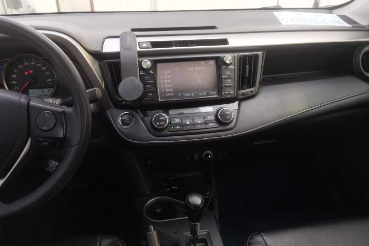 Used Toyota RAV4 2016 2.0L CVT Two-Wheel Drive Fashion Edition China V Standard Audio And AC Panel