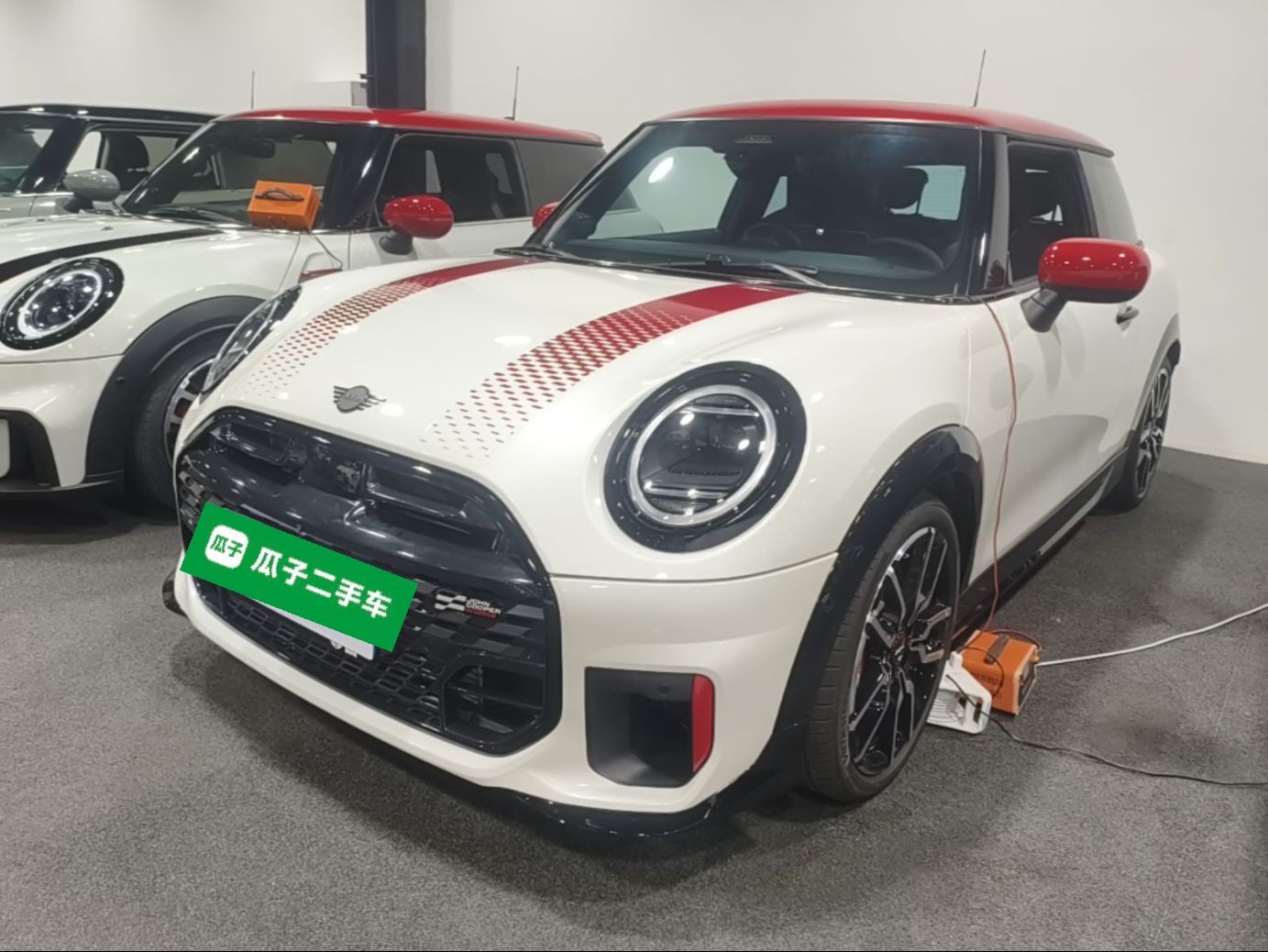 Unter der Vorderseite des Autos
