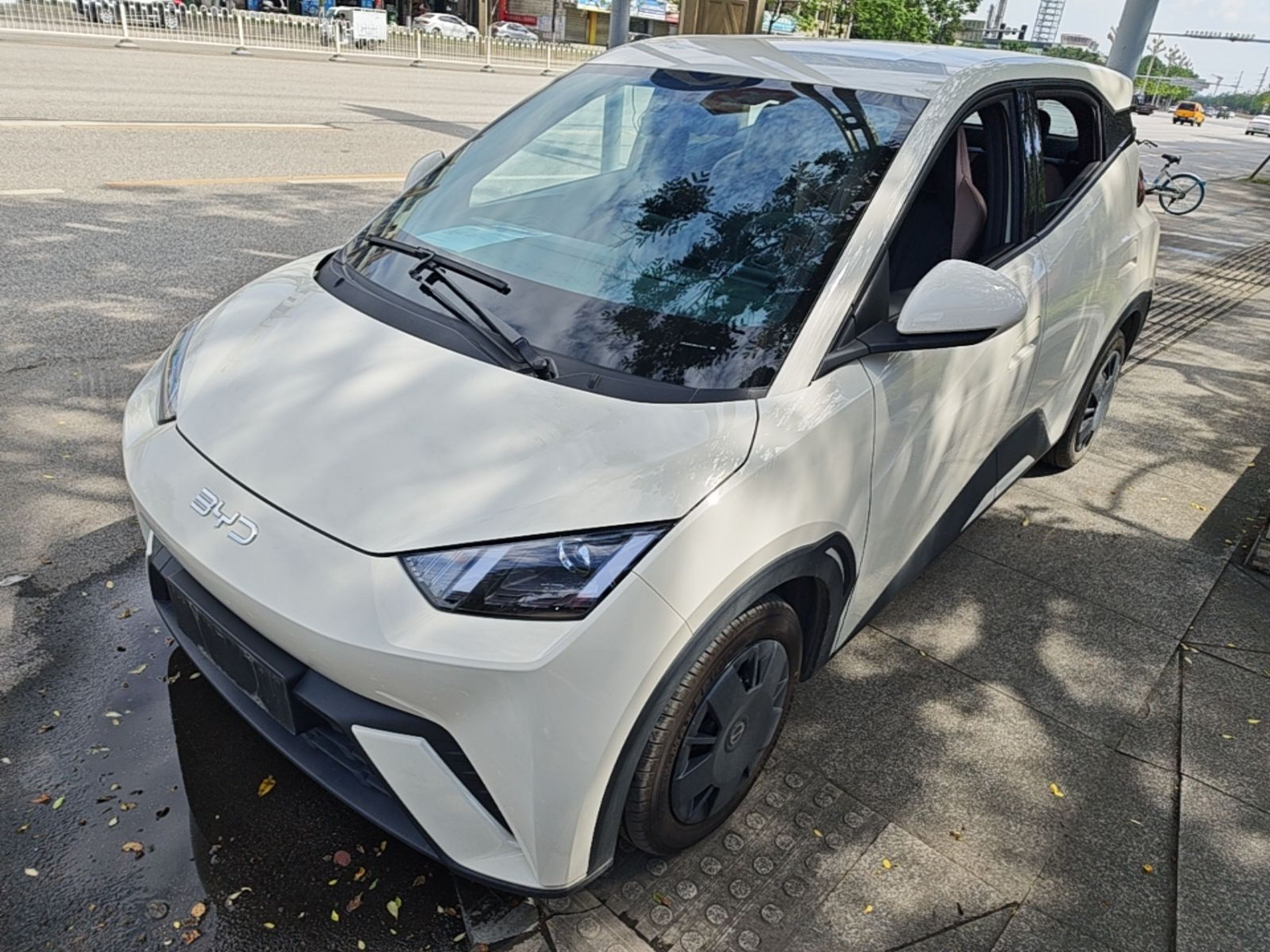 Под передней частью автомобиля