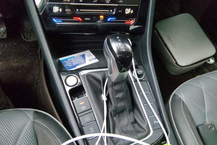 Used Volkswagen Sagitar 2024 300TSI DSG Excellence Edition Gear Lever