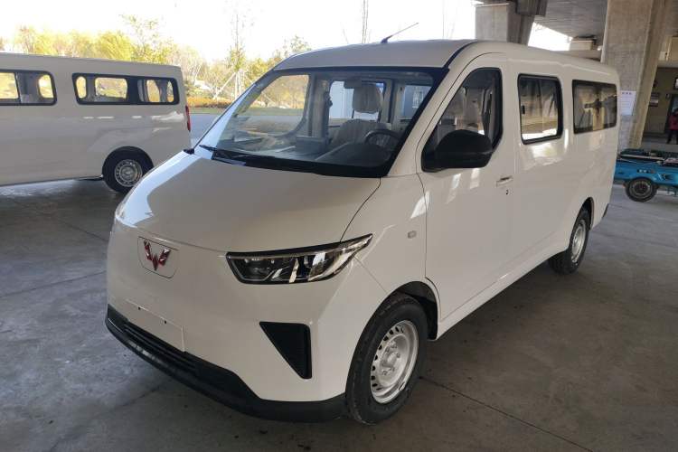 Used Wuling Yangguang 2024 300KM Comfort Version Passenger Van 75kW
