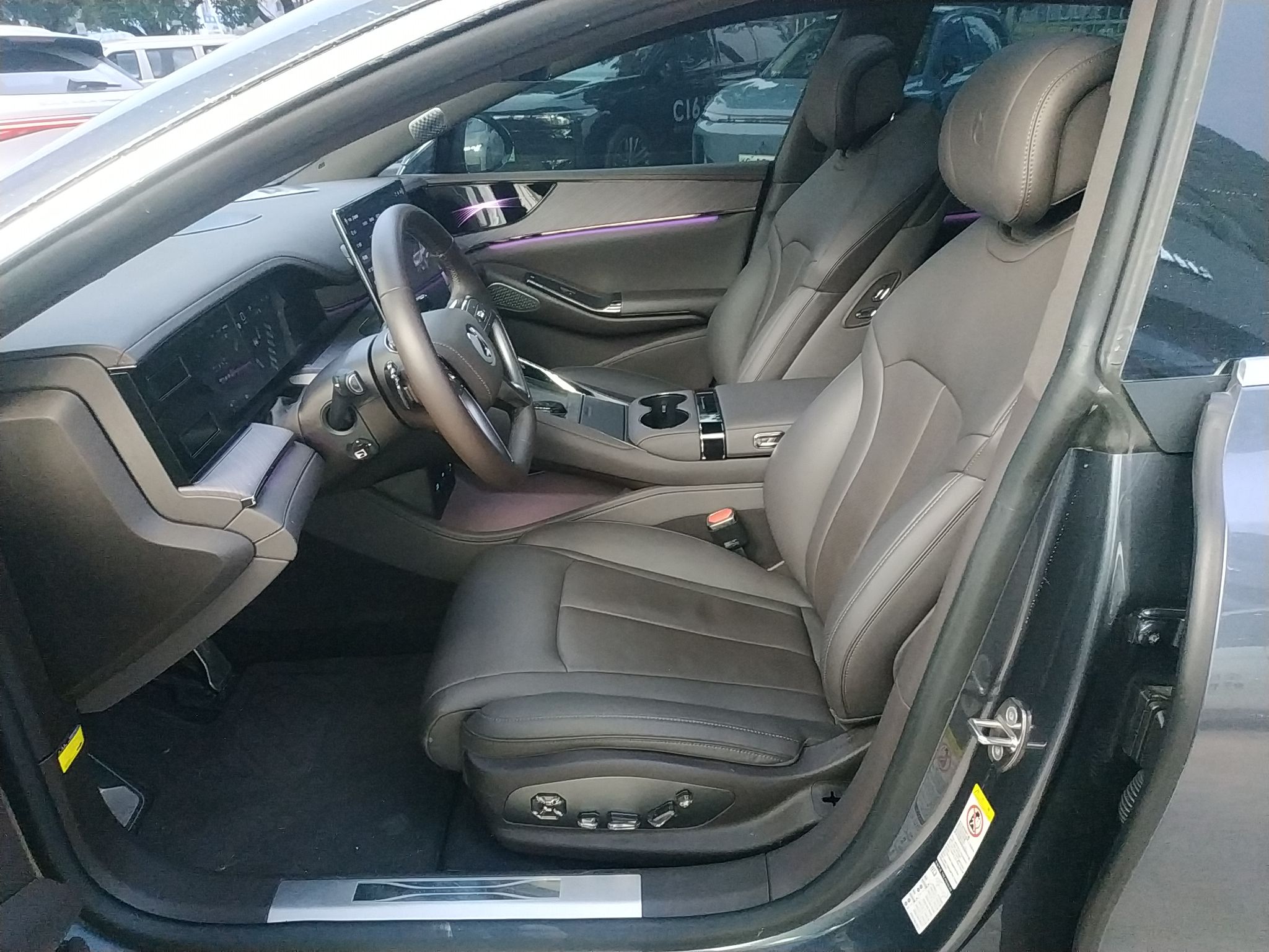 Переднее сиденье в автомобиле