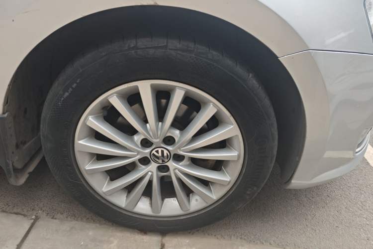 Used Volkswagen Lavida 2013 1.6L Automatic Luxury Edition Right Front Wheel Hub