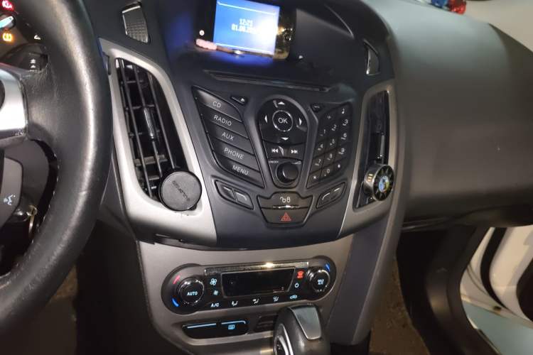 Used Ford Focus 2012 Hatchback 1.6L Automatic Fashion Edition Audio And AC Panel