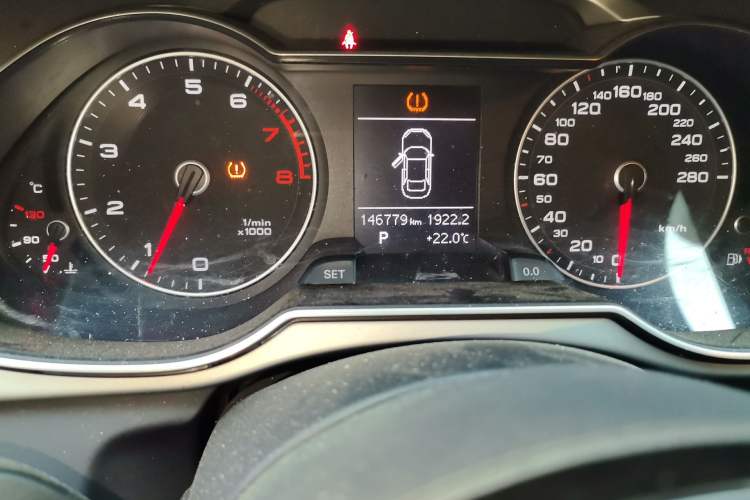 Used Audi A4L 2013 35 TFSI Automatic Standard Model Odometer Close Up