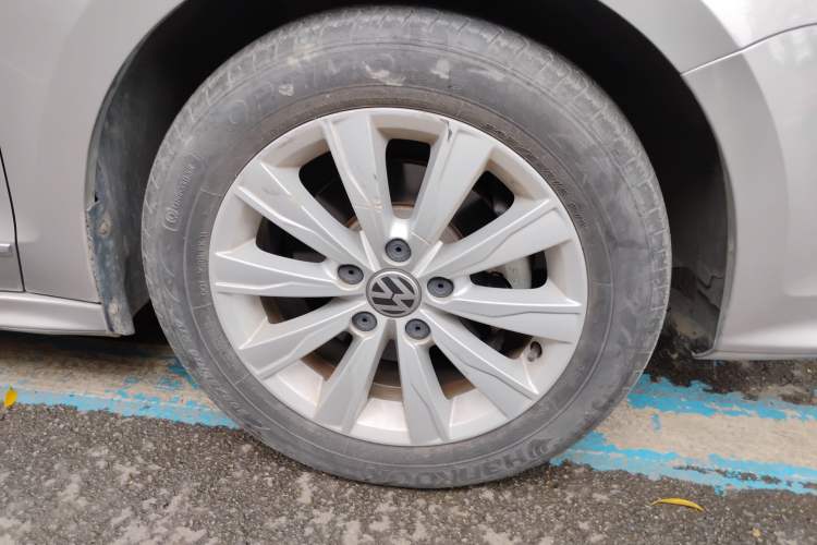 Used Volkswagen Sagitar 2015 1.6L Manual Comfort Model Right Front Wheel Hub