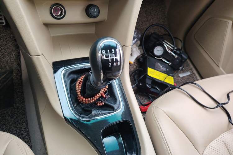 Used Baojun 730 2016 1.5T Manual Luxury Edition 7 Seats Gear Lever