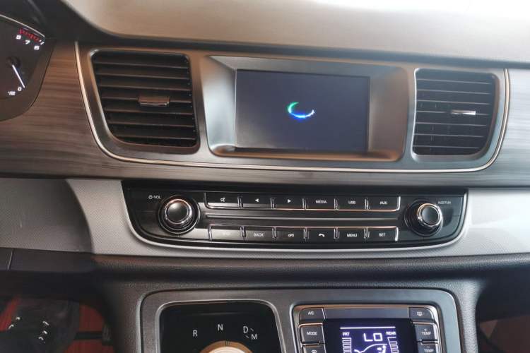 Used SAIC MAXUS G10 2021 2.0T Automatic Elite Edition Gasoline 7-Seater Audio And AC Panel