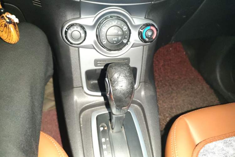 Used Ford Fiesta 2013 Hatchback 1.5L Automatic Fashion Edition Gear Lever