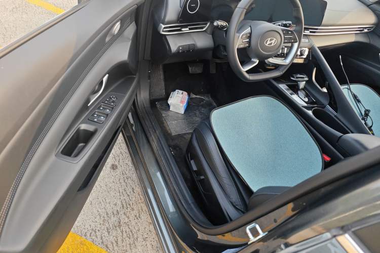 Used Hyundai Elantra 2023 1.5L CVT LUX Prestige Edition Driver Seat