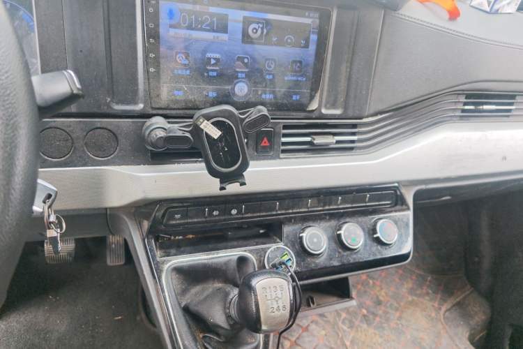 Used Dongfeng Yufeng 2023 V9+ 2.3T Manual Rear-Drive Cargo Van with Dual Rear Tires 3-Seater
