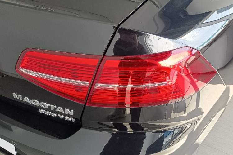 Used Volkswagen Magotan 2019 330TSI DSG Leading Model China VI Standard Right Rear Taillight
