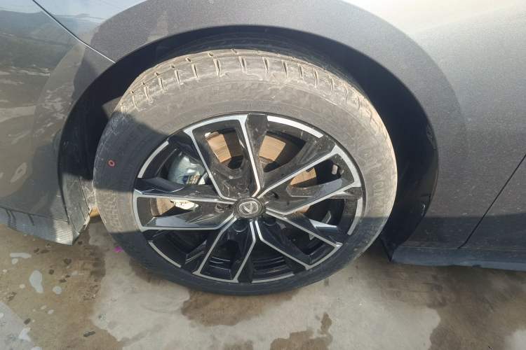 Used CHANGAN UNI-V iDD 2024 Blue Whale Smart Electric iDD 136km ZhiKu Model Left Front Wheel Hub