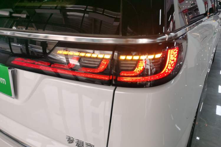 Used VOYAH Dream 2025 PHEV Four-Wheel Drive Prestige Kunpeng Edition
