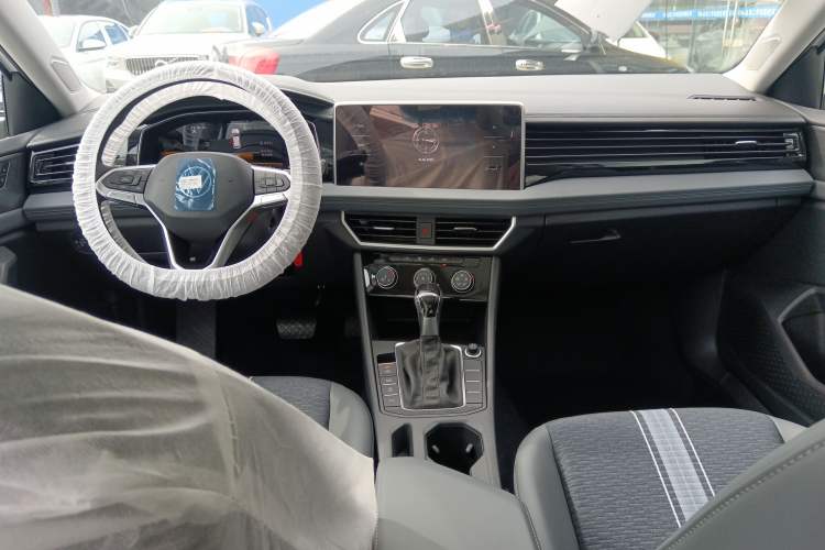 Used Volkswagen Sagitar 2025 Facelift 200TSI DSG Flyover Edition Center Console