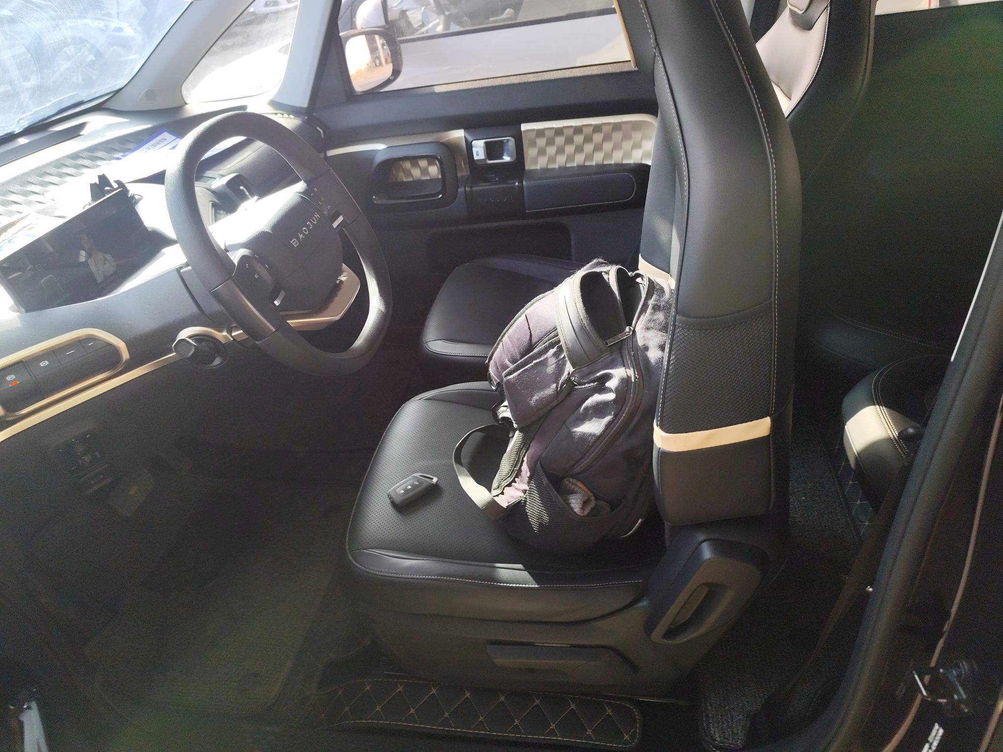 المقاعد الأمامية داخل السيارة