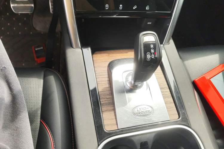 Used Land Rover Discovery Sport 2022 Revised Version 249 PS R-Dynamic S Performance Edition 5 Seats Gear Lever