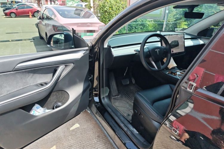 Used Tesla Model Y 2023 Long-Range All-Wheel-Drive Version
