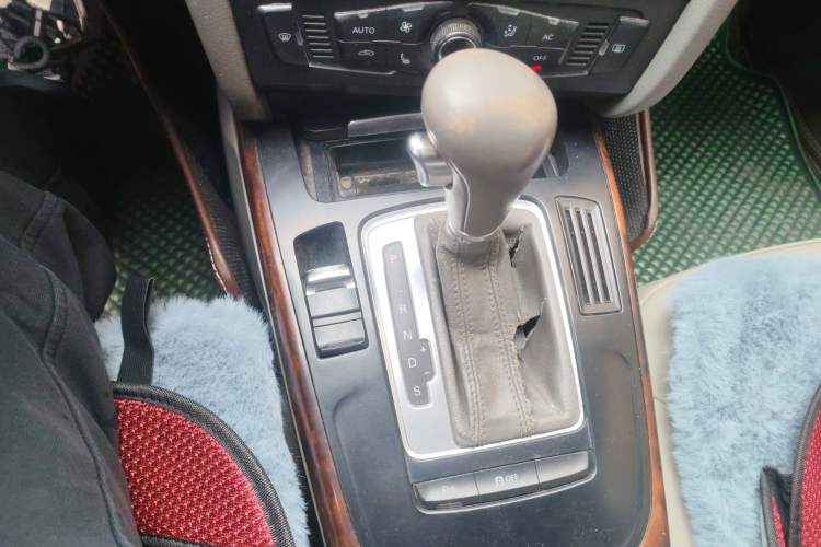 Used Audi A4L 2012 2.0 TFSI automatic Comfort trim level Gear Lever