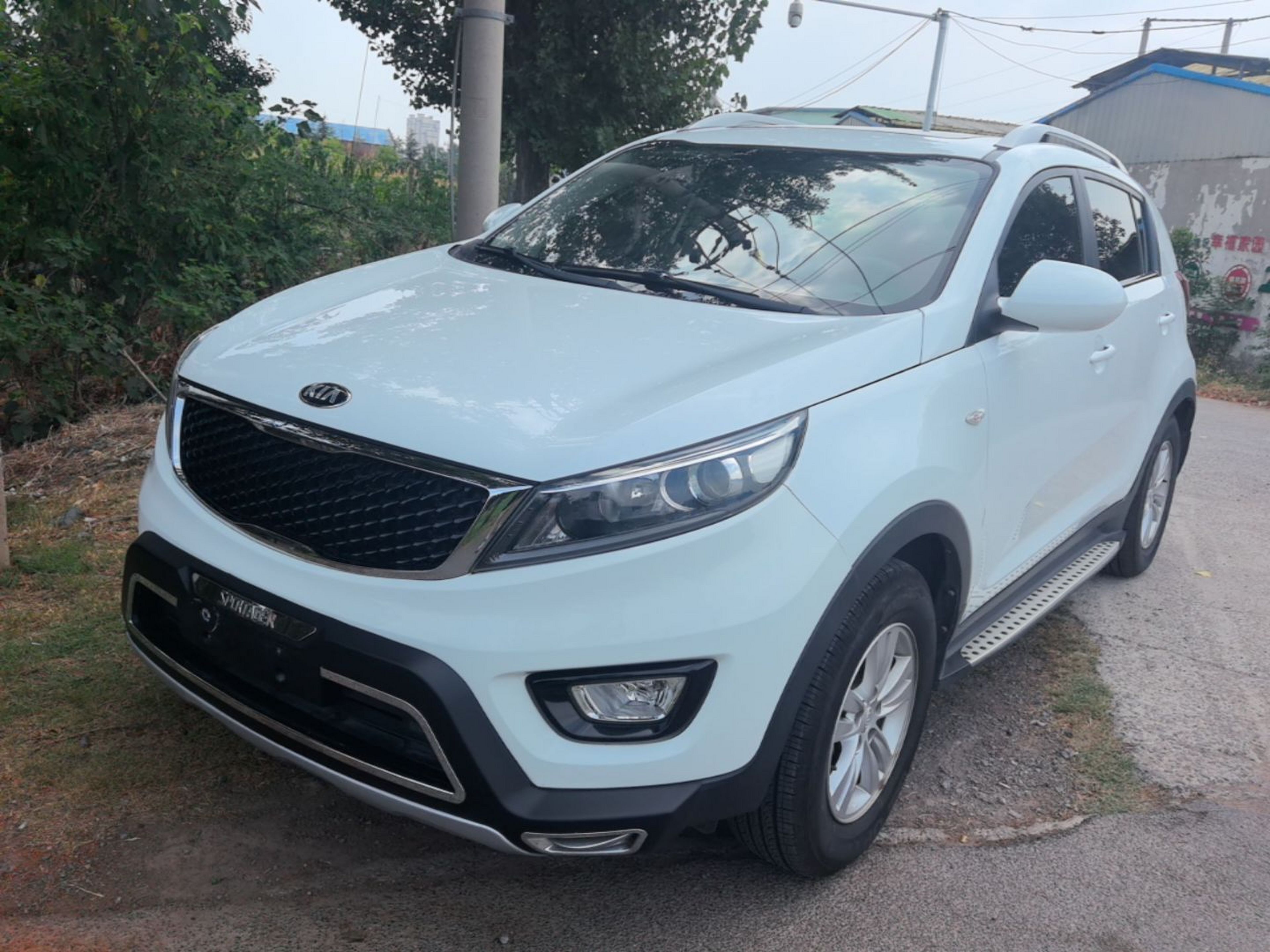 Под передней частью автомобиля
