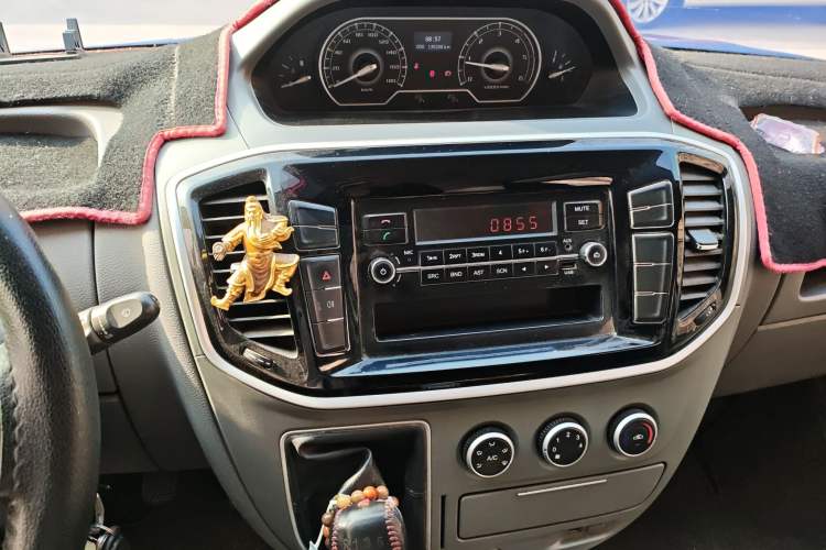 Used SAIC MAXUS Xintu V80 2018 2.5T 6-Speed Manual Aoyuntong Short Wheelbase Mid-Height 5-6 Seater