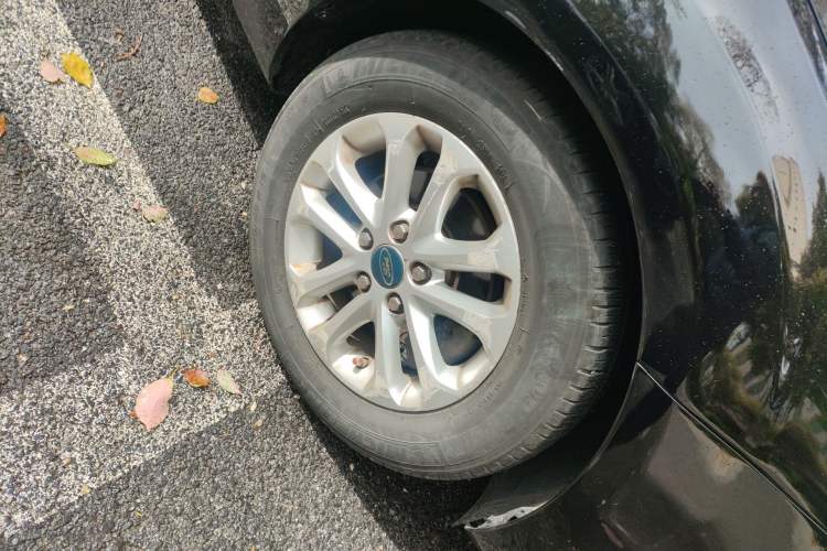 Used Ford Focus 2011 Sedan 1.8L Automatic Fashion Edition