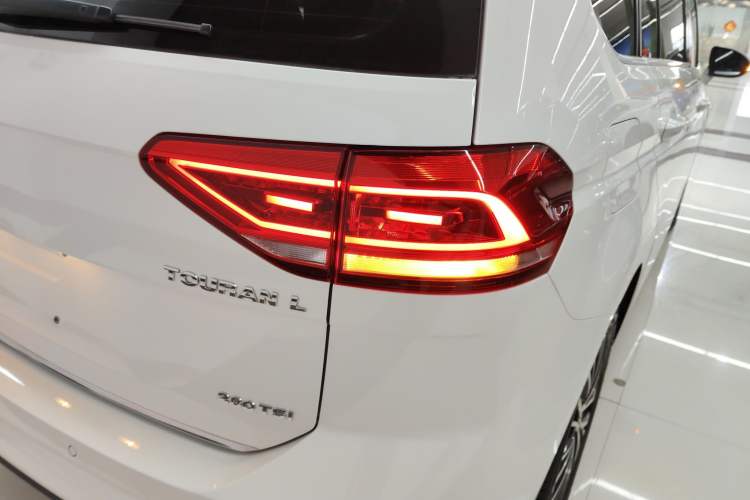 Used Volkswagen Touran 2016 Volkswagen Touran L 280TSI DSG Luxury Edition Exterior 3