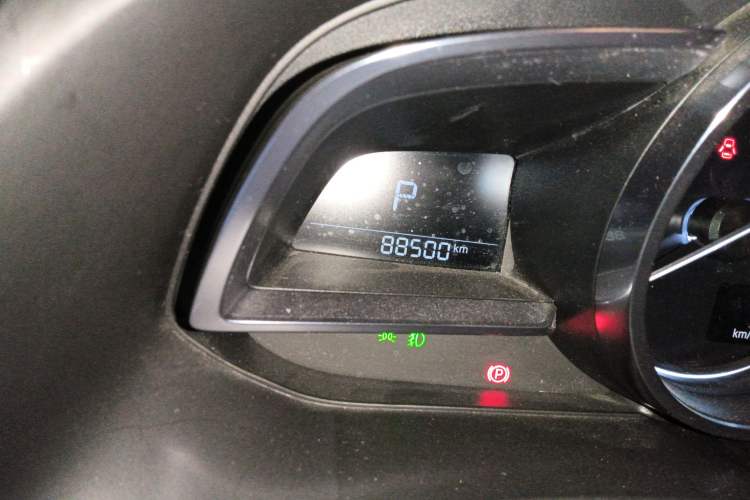 Used Mazda 3 Axela 2017 Hatchback 2.0L Automatic Sport Model China V Emission Standard Odometer Close Up