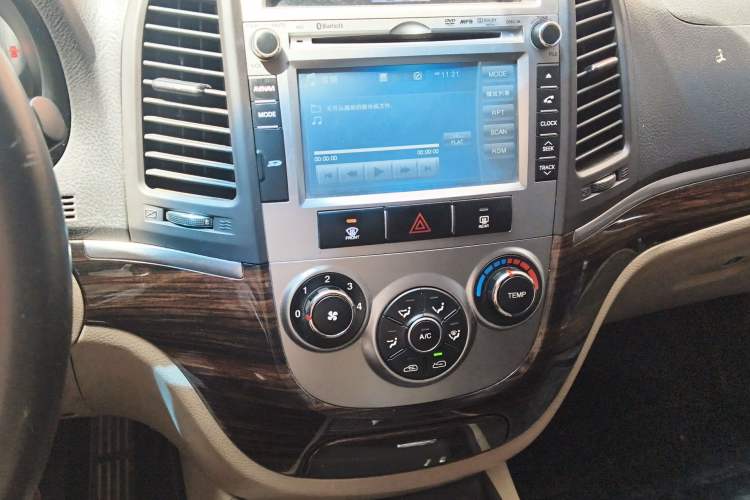 Used Hyundai Santa Fe Classic 2011 2.4 Comfort Edition 7-Seater Two-Wheel Drive Audio And AC Panel