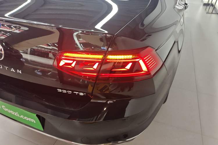 Used Volkswagen Magotan 2020 330TSI DSG Leading Model Right Rear Taillight