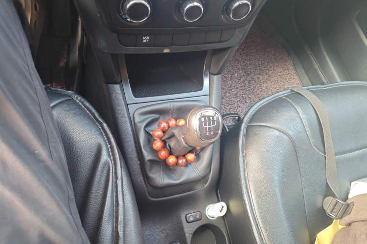 Used Skoda Yeti 2016 1.6L Manual Front-Wheel-Drive Version Gear Lever