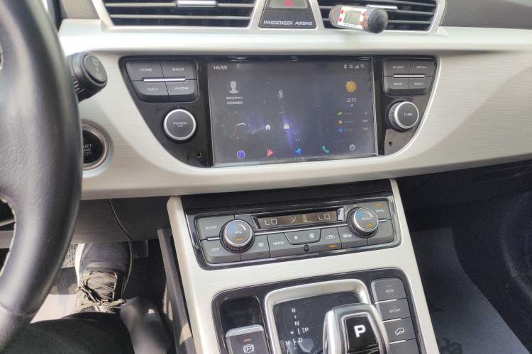 Used Geely Auto Emgrand X7 Sport 2020 1.8TD DCT Two-Wheel Drive Zhiya Model Audio And AC Panel