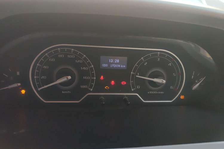 Used SAIC MAXUS Xintu V80 2019 2.5T Classic Model 6-Speed Manual Commercial Van with Short Wheelbase and Low Roof 9-Seater