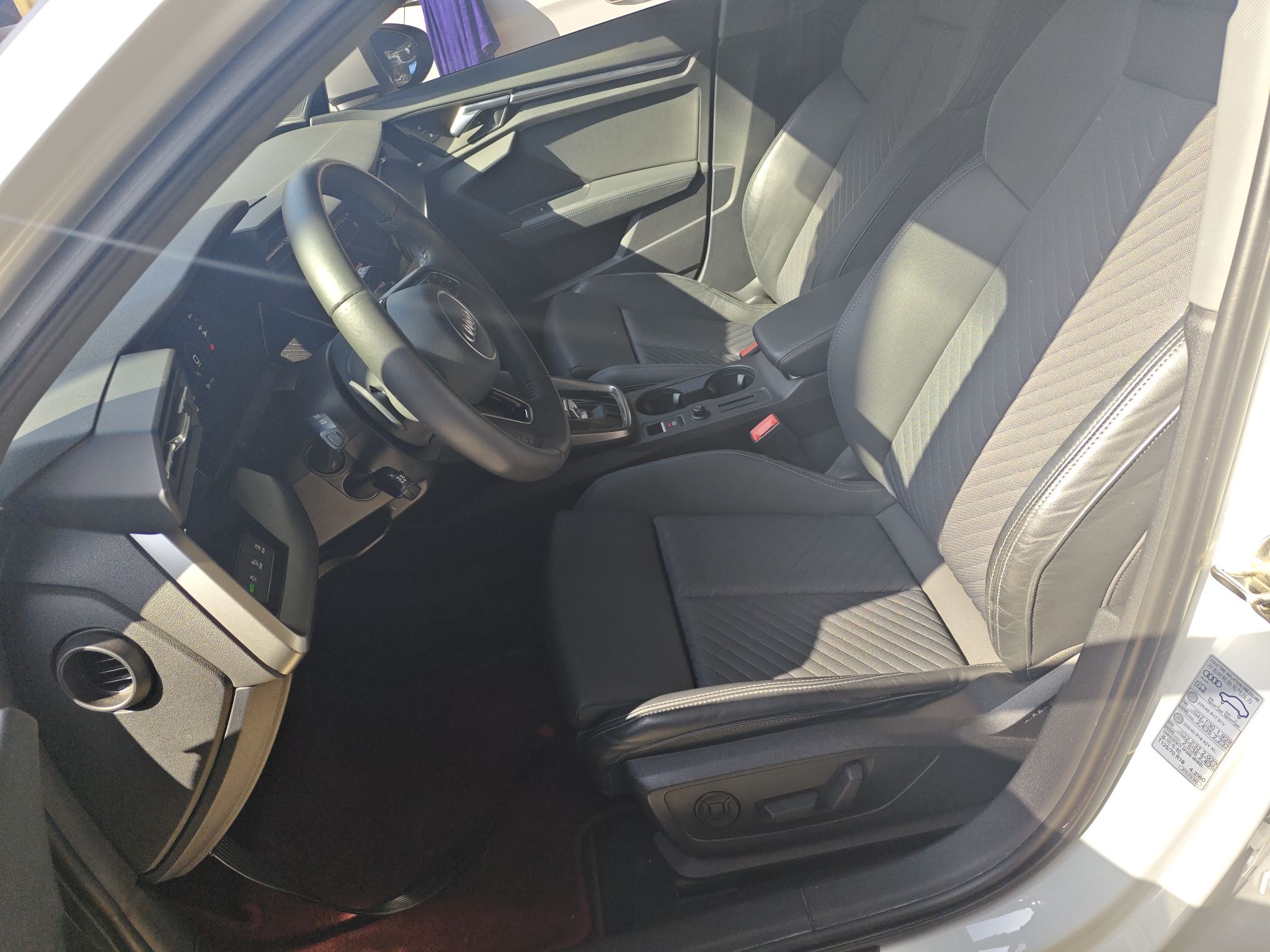 Переднее сиденье в автомобиле