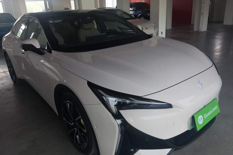 Used ARCFOX Alpha S5 2024 650ULTRA 390kW Front Right 45 Deg