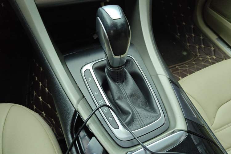 Used Ford Mondeo 2013 2.0L GTDi 200 Fashion Edition Gear Lever