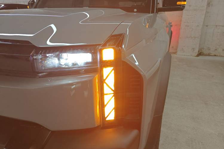 Used Chery Fengyun Fulwin X3 Plus 2025 Model 501 Four-Wheel Drive Smart Leading Edition Left Front Headlight