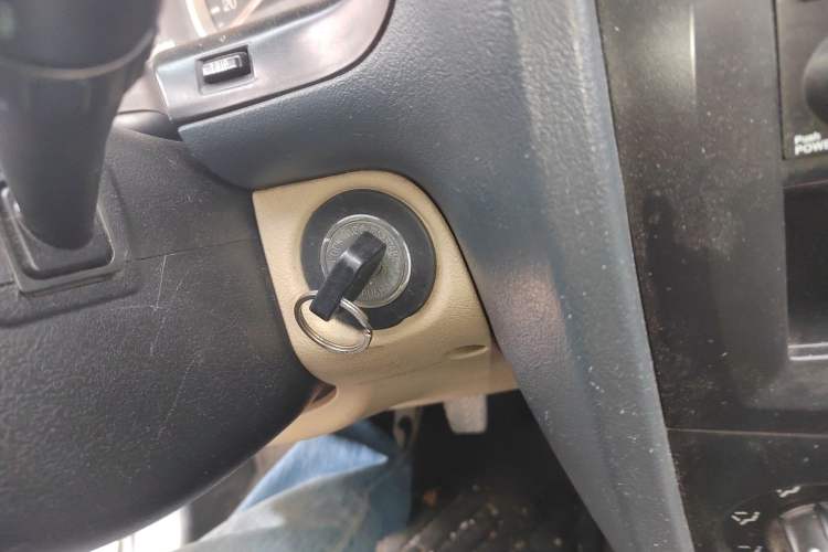 Used Huatai Santa Fe Classic 2012 2.0L Gasoline Manual Two-Wheel Drive with Sunroof
