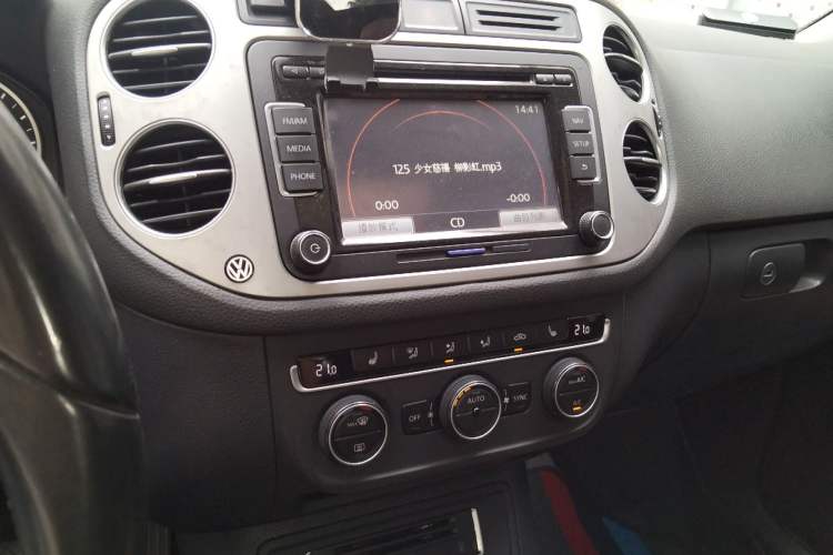 Used Volkswagen Tiguan 2015 1.8TSI Automatic All-Wheel-Drive Luxury Model Audio And AC Panel