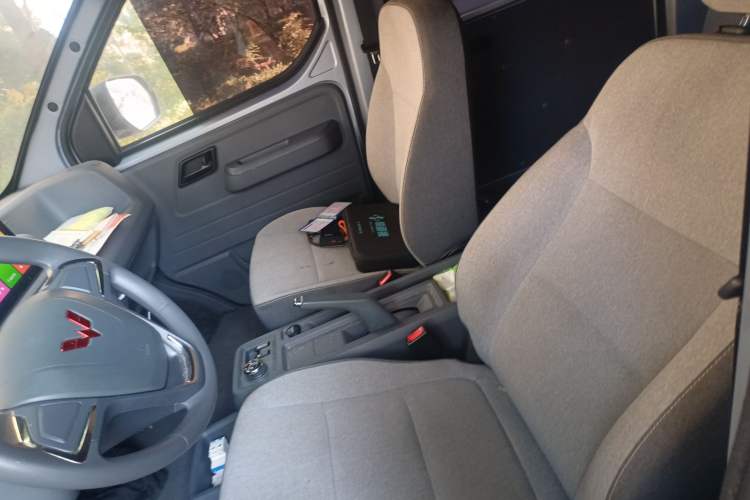 Used Wuling Yangguang 2024 300KM Comfort Version Passenger Van 75kW