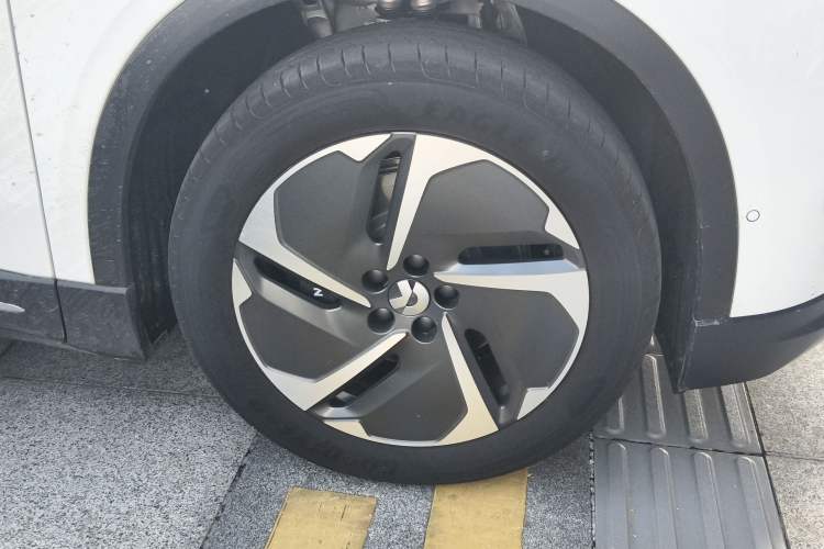 Used Nio EC6 2024 75 kWh Right Front Wheel Hub