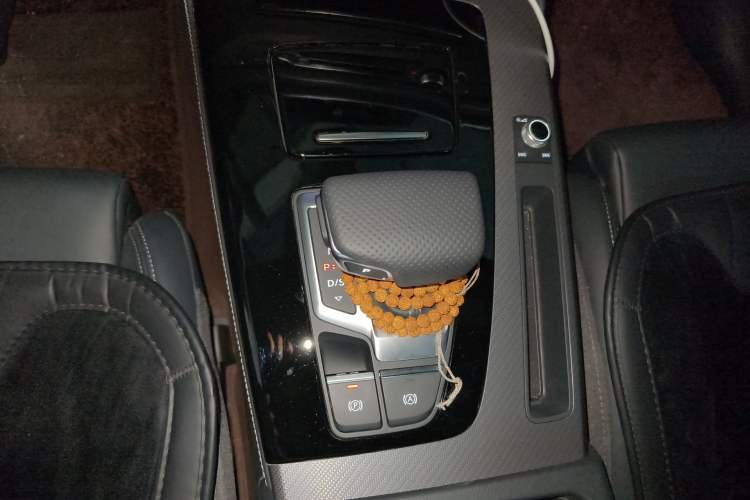 Used Audi Q5L 2025 Facelift 45th Anniversary Collector's Edition 40 TFSI Luxury Dynamic Version Gear Lever