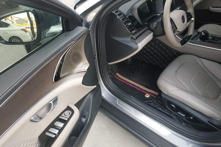 Used BYD Han 2024 EV Glory Edition 610 km All-Wheel Drive "Tian Shen Zhi Jia" Intelligent Driving Model
