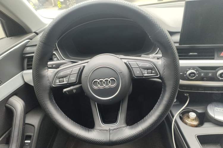 Used Audi A4L 2020 40 TFSI Fashionable and Elegant Model Steering Wheel