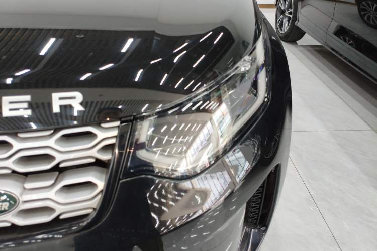 Used Land Rover Discovery Sport 2022 249 PS Metropolitan Edition 5 Seats Left Front Headlight