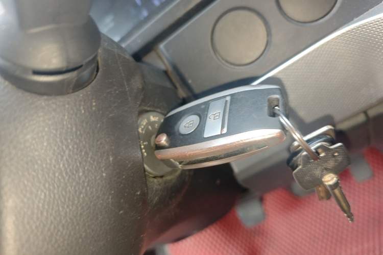 Used Dongfeng Yufeng 2023 V9+ 2.0T Manual Front-Wheel-Drive Multi-Function Short-Chassis Low-Roof 5/6-Seater
