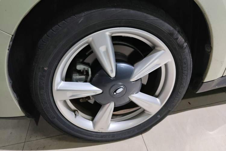 Used ORA Good Cat 2023 401 km Standard Range Premium Version Lithium Iron Phosphate Left Front Wheel Hub