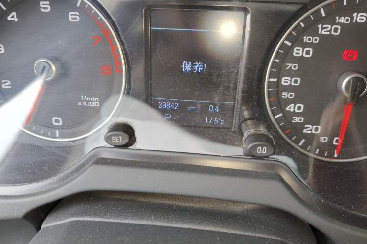 Used Audi Q5 2017 Plus 40 TFSI Technology Model Odometer Close Up